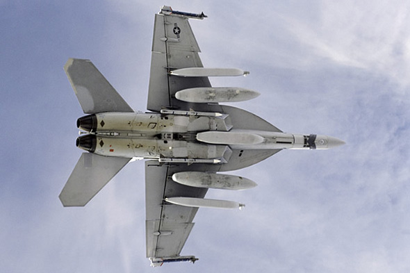 波音試飛掛翼尖天線和干擾吊艙的F/A-18F(圖)