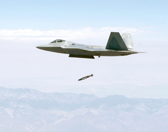 F-22A戰(zhàn)機(jī)超音速空投JDAM炸彈命中目標(biāo)(圖)