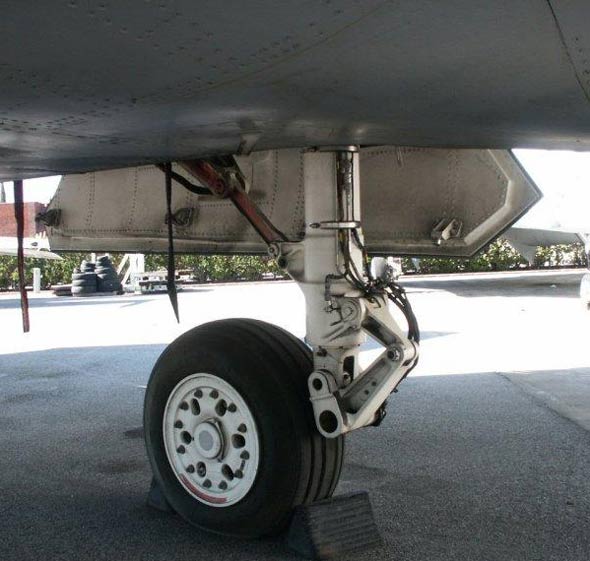 圖文：主起落架是利用F/A-18主起改裝的
