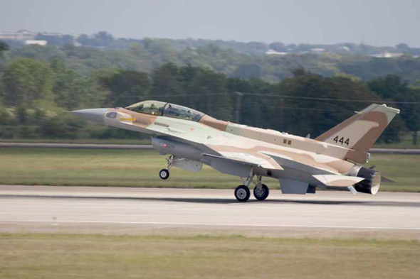 圖文:在機(jī)背兩側(cè)加裝保形油箱的F-16I