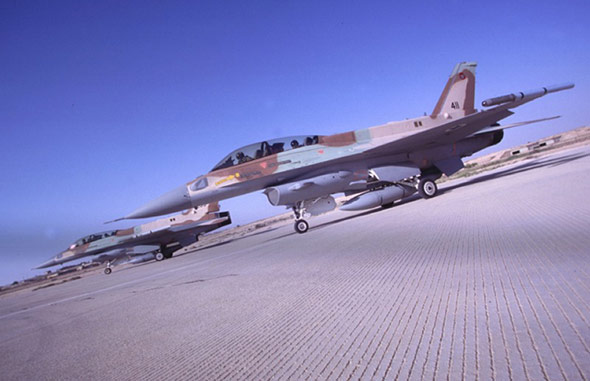 圖文:在機場停放的兩架F-16I戰(zhàn)機