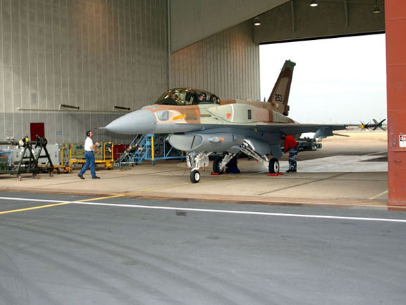 圖文:準(zhǔn)備試飛的首架生產(chǎn)型F-16I戰(zhàn)斗機(jī)