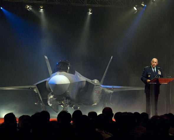 首架生產型F-35聯(lián)合攻擊機將于10月首飛(圖)