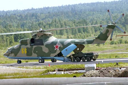 圖文：米-26直升機運送BTR-80裝甲車