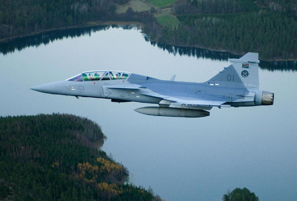 新型JAS39D鷹獅戰(zhàn)機(jī)運(yùn)往南非接受試驗(yàn)(圖)