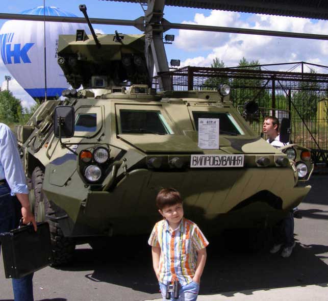 烏克蘭推出新型BTR-4裝甲人員輸送車(圖)