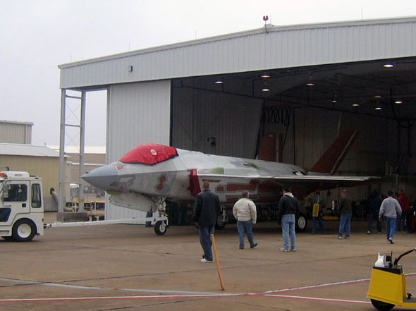 圖文:首架常規(guī)型F-35預(yù)生產(chǎn)型戰(zhàn)機(jī)完成總裝