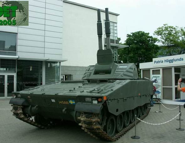 瑞典購基于CV90底盤的AMOS雙管先進(jìn)迫擊炮(圖)