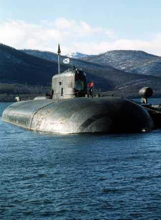 圖文：俄海軍奧斯卡II核潛艇?？寇姼?></center><br>
	<center>俄海軍奧斯卡II核潛艇?？寇姼?/center>
         <center><br><b>點(diǎn)擊此處查看全部軍事圖片</b></center></center>
	
	<center></center>
	
	<center></center>	
	
	<center></center>	
	<p>　　美國(guó)戰(zhàn)略紀(jì)事網(wǎng)2006年7月26日?qǐng)?bào)道    俄羅斯政府已經(jīng)決定不再繼續(xù)完成”別爾格勒德”號(hào)巡航導(dǎo)彈核潛艇的建造工作。該級(jí)艇是9艘949A型即奧斯卡II級(jí)核潛艇的最后一艘。奧斯卡II級(jí)巡航導(dǎo)彈核潛艇在冷戰(zhàn)結(jié)束時(shí)開(kāi)始進(jìn)入現(xiàn)役，1991年蘇聯(lián)解體時(shí)，有3艘艇服役。俄羅斯海軍繼續(xù)建造后6艘艇，到1997年，有8艘艇加入現(xiàn)役。但當(dāng)時(shí)，俄羅斯海軍已將資金用完，最后一艘艇”別爾格勒德”號(hào)沒(méi)有全部完工。而要繼續(xù)完成，仍需要1億美元，但是俄羅斯政府(盡管不是俄羅斯海軍)認(rèn)為這種投資不值。</p>
<span id=