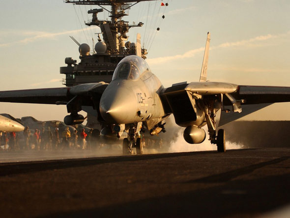 圖文：F-14戰(zhàn)機(jī)被航母蒸汽彈射器彈出