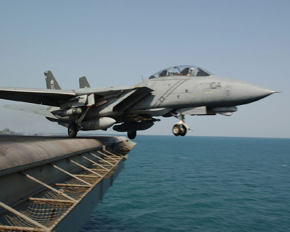 圖文：F-14戰(zhàn)機起飛離開航母甲板瞬間
