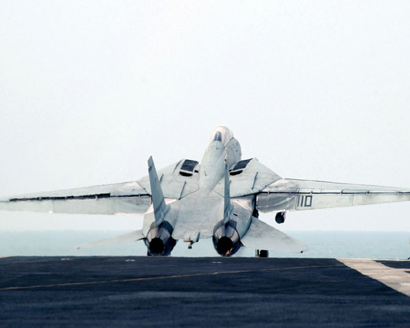 圖文：F-14雄貓艦載戰(zhàn)機(jī)躍起瞬間