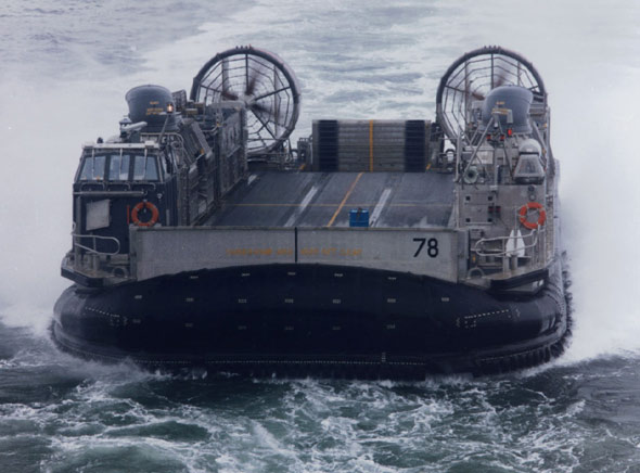 圖文：美國海軍LCAC型氣墊登陸船航行中