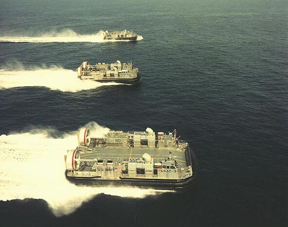 圖文：美國海軍LCAC型氣墊登陸船海上編隊(duì)