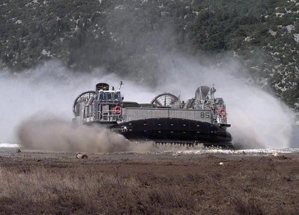 圖文：美國海軍LCAC型氣墊船陸上行駛