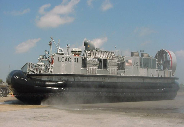 圖文：美國(guó)海軍LCAC型氣墊船滿載上岸