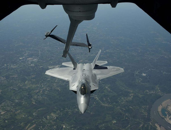 圖文：美空軍F-22A“猛禽”戰(zhàn)機(jī)進(jìn)行空中加油
