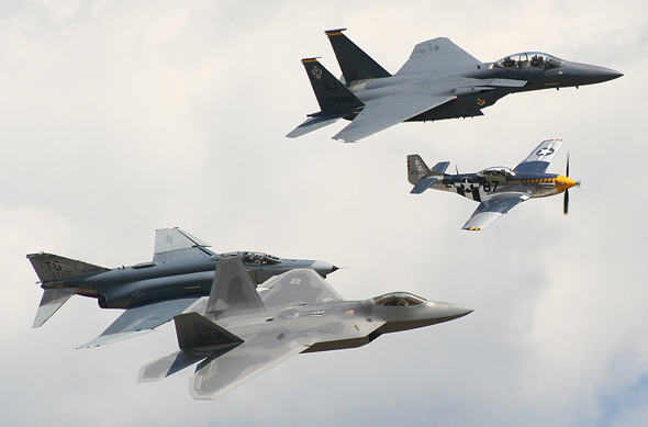 圖文：F-22A戰(zhàn)機(jī)和其他飛機(jī)
