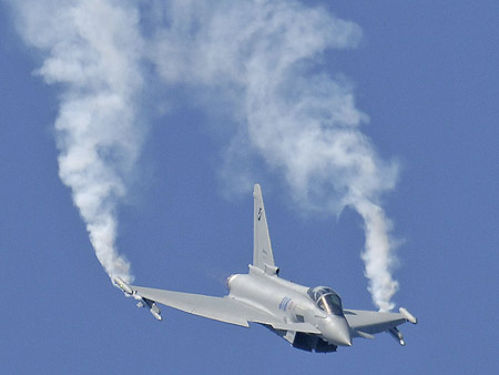 英國空軍試驗(yàn)臺(tái)風(fēng)戰(zhàn)斗機(jī)向地面目標(biāo)進(jìn)攻的能力