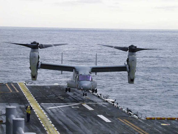 美海軍陸戰(zhàn)隊(duì)進(jìn)行MV-22飛機(jī)裝運(yùn)車輛演習(xí)(圖)
