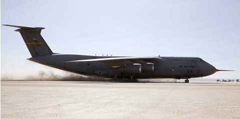 美空軍升級(jí)型C-5運(yùn)輸機(jī)進(jìn)行動(dòng)態(tài)滑行試驗(yàn)(圖)