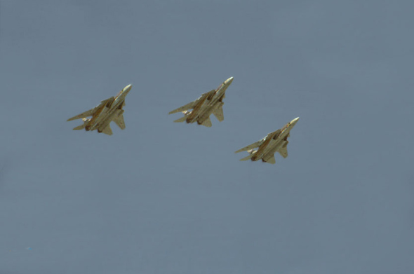 圖文：伊朗空軍F-14A雄貓3機(jī)編隊(duì)
