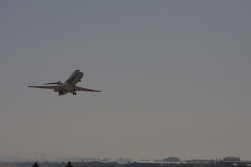 ARJ21-700在機場起飛