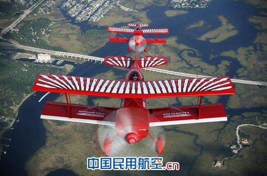  美國“紅鷹”特技飛行表演隊(duì)由1架“克里森鷹”I型單座表演機(jī)（后）與1架“克里森鷹”II型雙座表演機(jī)組成。