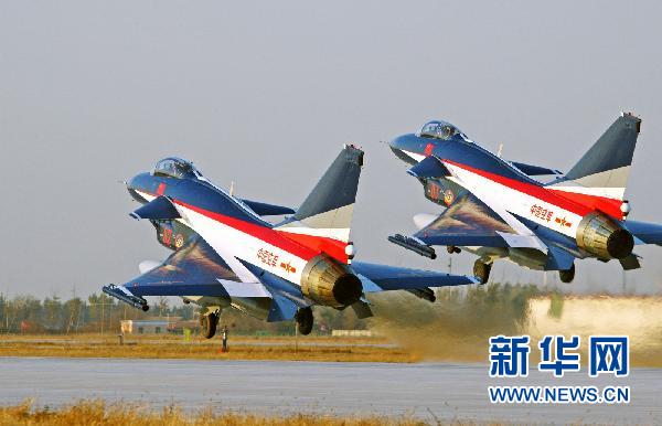11月2日，八一飛行表演隊新涂裝的殲-10戰(zhàn)機雙機起飛進行訓(xùn)練。這是表演隊換裝殲-10戰(zhàn)機后，首次以新涂裝向世人正式亮相。新華社發(fā)（譚超 攝