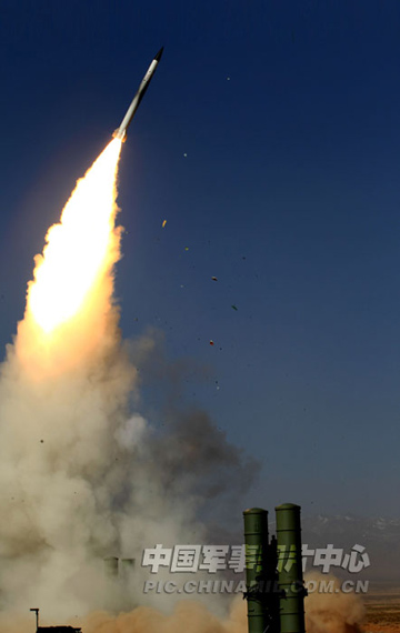 解放軍裝備的S-300系列防空導(dǎo)彈全部由“金剛石-安泰”康采恩公司研制生產(chǎn)