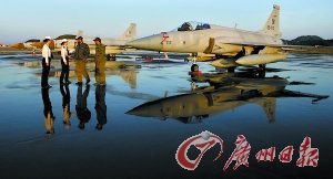 前日，拱北海關(guān)工作人員驗放進(jìn)境的“梟龍”戰(zhàn)機(jī)。