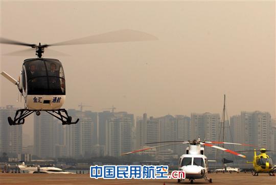 1月28日，一架S300C雙座直升機(jī)從海口市游艇碼頭起飛。
